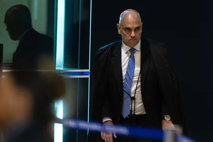 Alexandre de Moraes pede a Fachin investigações no STF contra André Mendonça