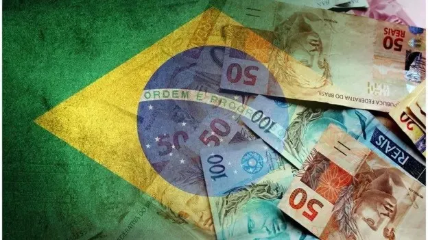 Brasileiros retiram R$ 10,5 bilhões da poupança em agosto