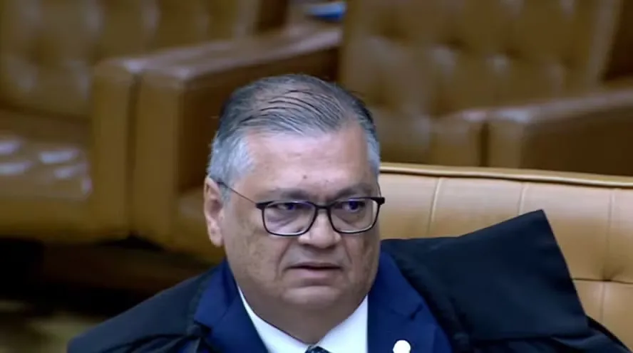 Dino pede vista e julgamento sobre Moraes e Vorcaro é interrompido no STF