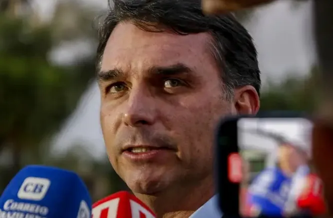 Flávio Bolsonaro pede investigação contra diretor da PF por favorecimento a Lula