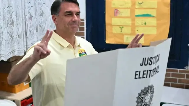 Flávio amplia vantagem sobre Lula nas redes após 1º turno, aponta estudo