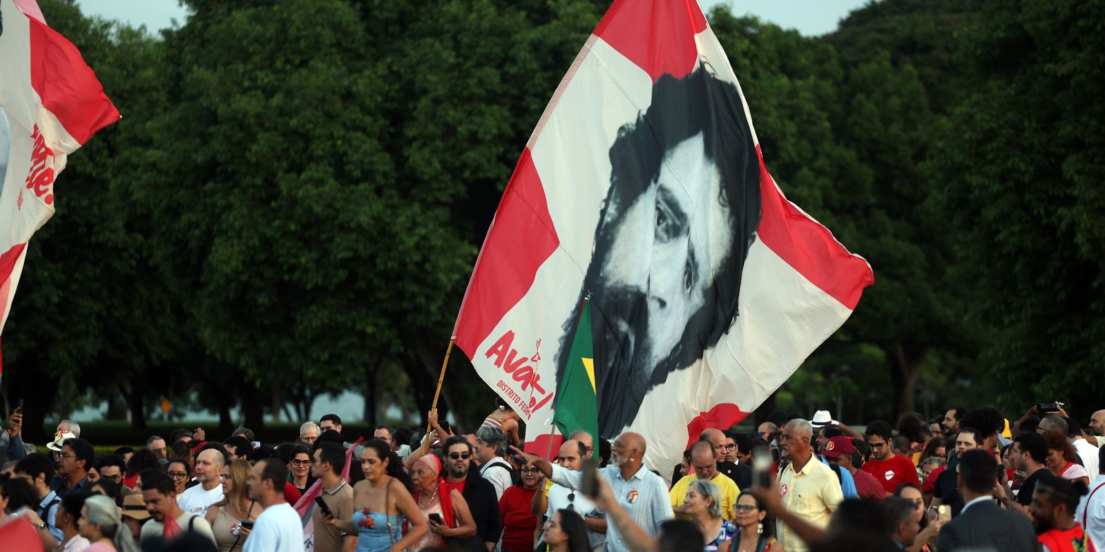 Lula e eleitores idosos se emocionam em “festa de aniversário”